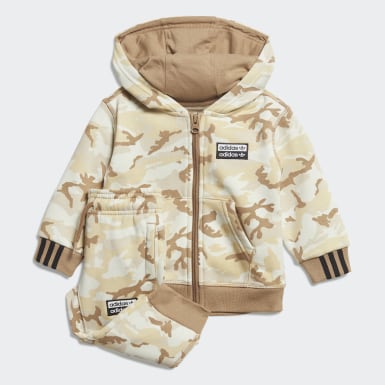 niños vestidos de adidas