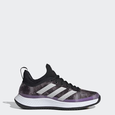 tenis pretos mulher