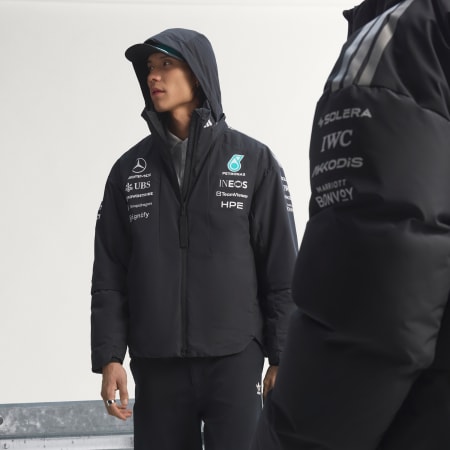JACHETĂ MERCEDES - AMG PETRONAS FORMULA 1 TEAM ENGINEERS