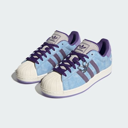 與 SYM 共同創造的 ADIDAS SUPERSTAR 鞋