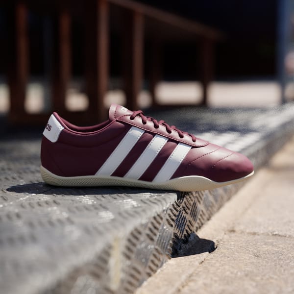 Burgundy Sepatu Grand Court Lo