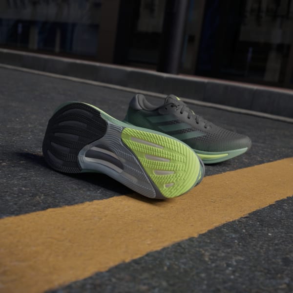 Black Supernova Rise Running Shoes