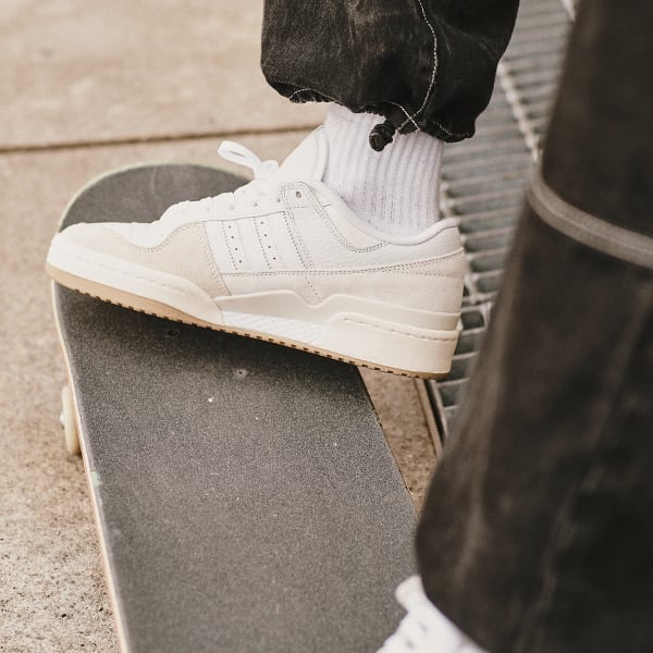 Low Shoes Skateboarding | US Forum ADV 84 adidas adidas - Men\'s White |
