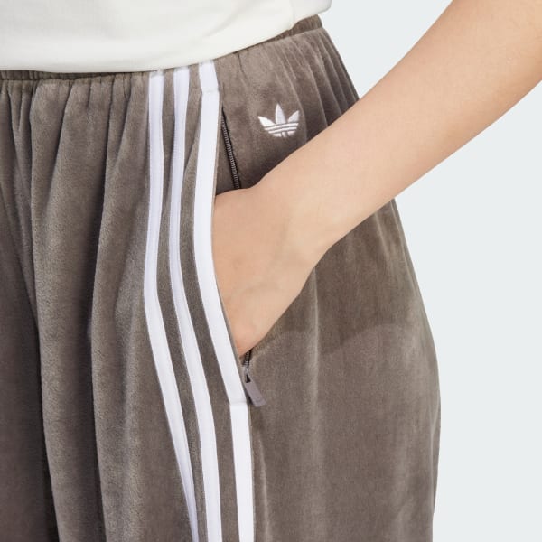 アディダスオリジナルス ベルベット ルーズ トラックパンツ adidas（アディダス）の「ベルベット ルーズ トラックパンツ