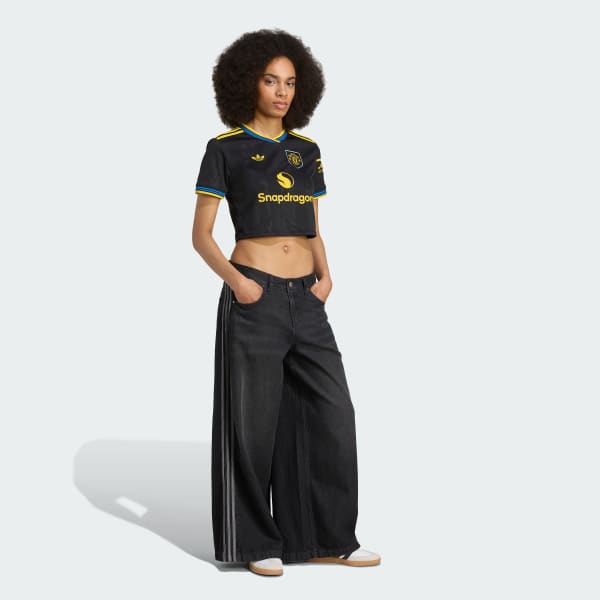 สีดำ เสื้อฟุตบอลชุดที่สามทรงครอป Manchester United 25/26