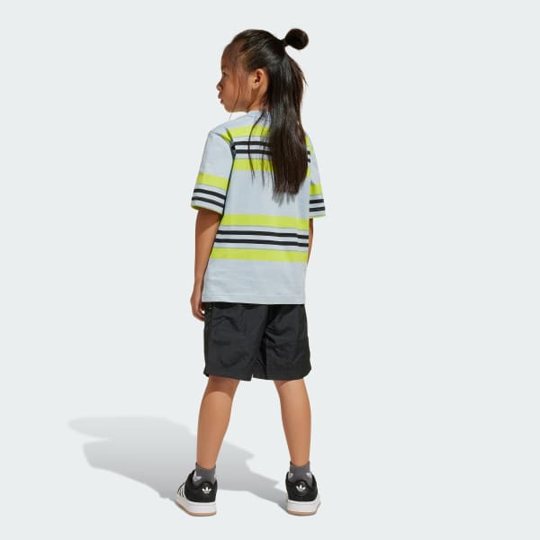 สีน้ำเงิน ชุดเสื้อยืดและกางเกงขาสั้น