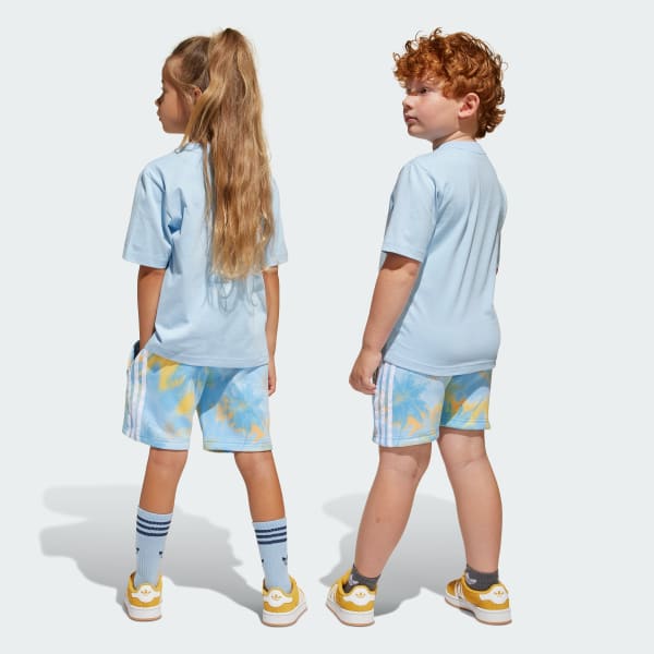 สีน้ำเงิน ชุดเสื้อยืดและกางเกงขาสั้น