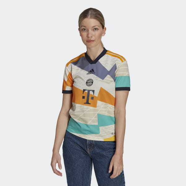 Beige FC Bayern 22/23 Fourth Jersey