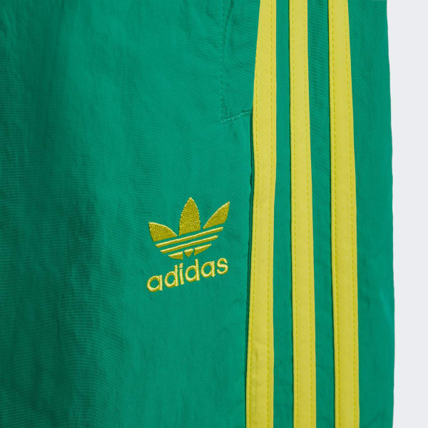 สีเขียว กางเกงคาปรีขาสั้น