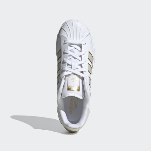 Tenis adidas blancos con rayas doradas deals