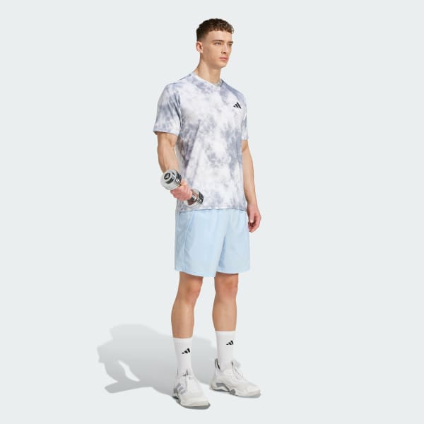 Gris Remera de entrenamiento Essentials Seasonal con estampado en toda la prenda