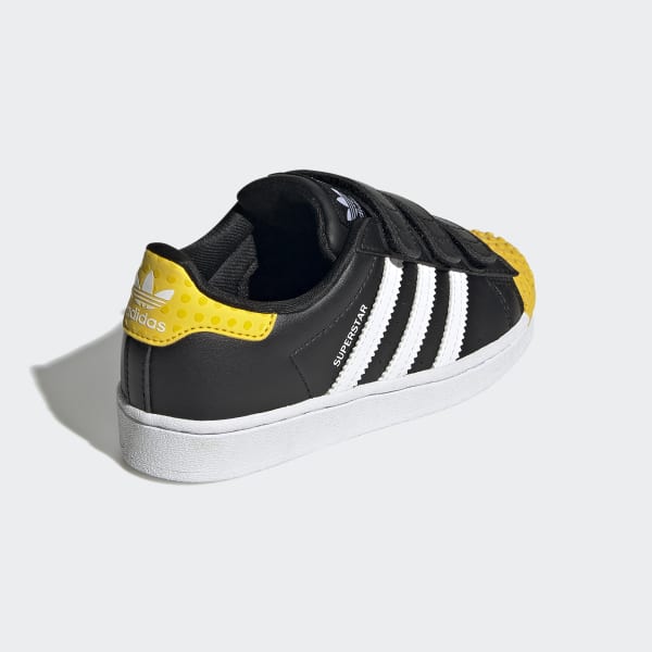 Zapatillas adidas negras con hot sale amarillo