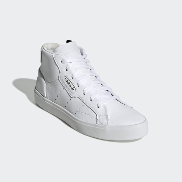 adidas geeft schoenen weg
