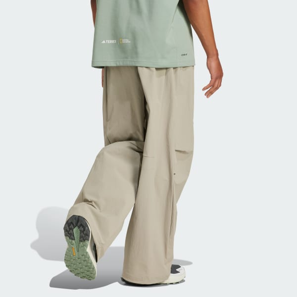 ベージュ ナショナル ジオグラフィック AEROREADY パンツ