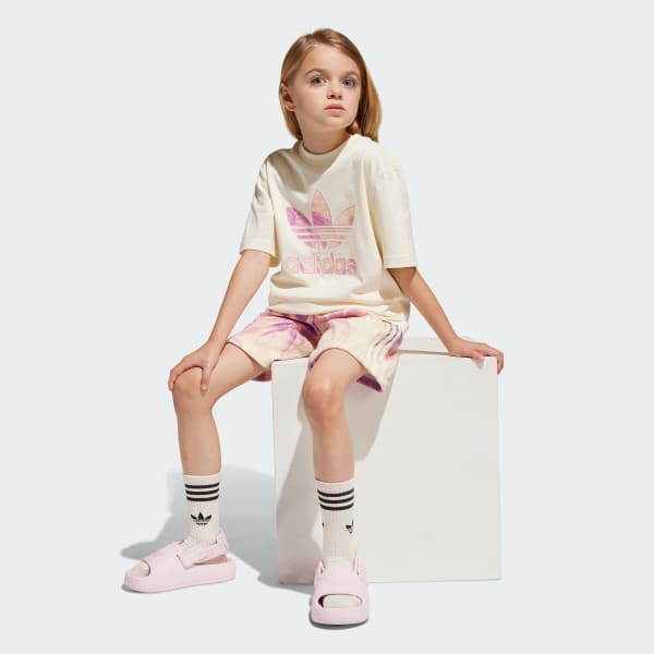 สีขาว ชุดเสื้อยืดและกางเกงขาสั้น