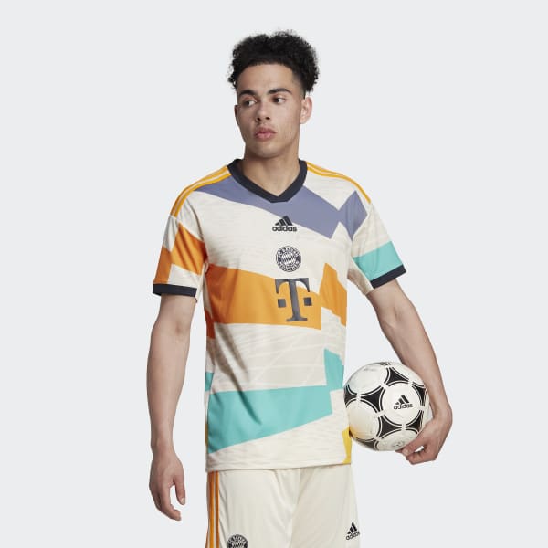 Beige FC Bayern München 22/23 Viertes Trikot