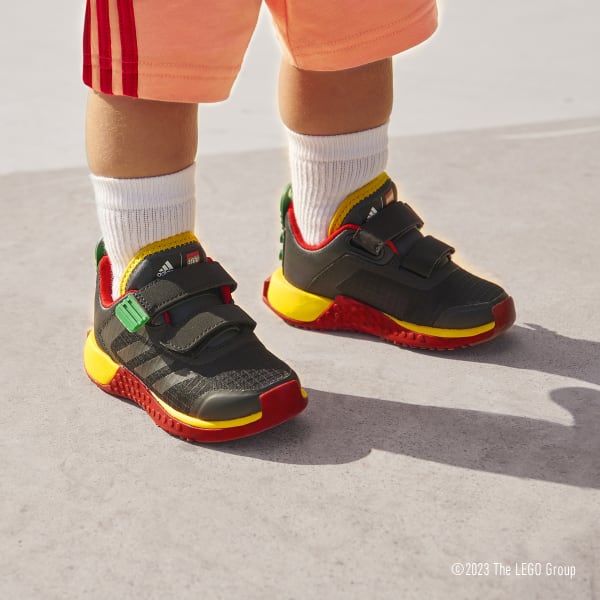 Svart adidas DNA x LEGO® Two-Strap Hook-and-Loop Sko