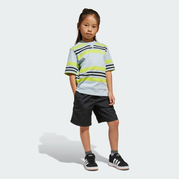 สีน้ำเงิน ชุดเสื้อยืดและกางเกงขาสั้น