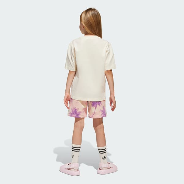 สีขาว ชุดเสื้อยืดและกางเกงขาสั้น