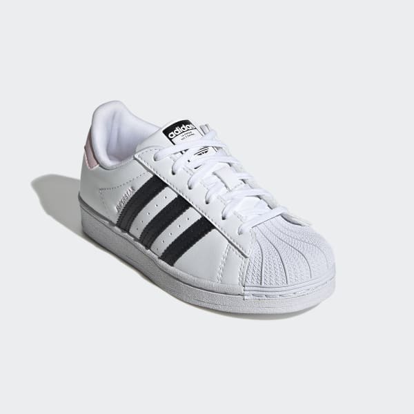 Adidas superstar blancas outlet puestas