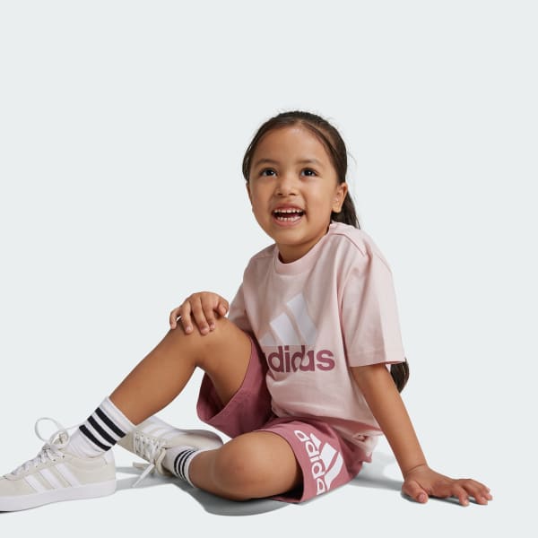 Merah-muda Set Tee dan Celana Pendek Logo Esensial