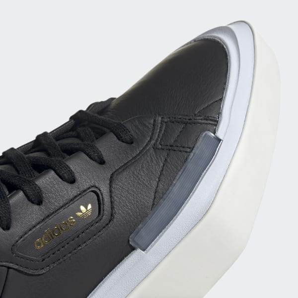 tenis adidas com listras douradas