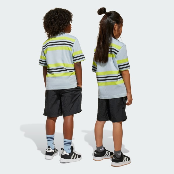 สีน้ำเงิน ชุดเสื้อยืดและกางเกงขาสั้น