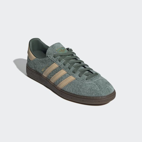 adidas geeft schoenen weg