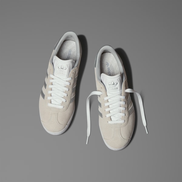 White Gazelle Spikeless Golf Shoes