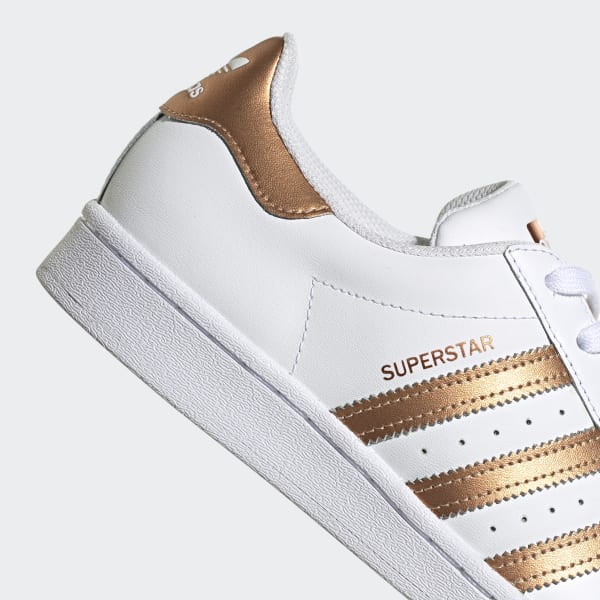 Adidas con franjas outlet doradas