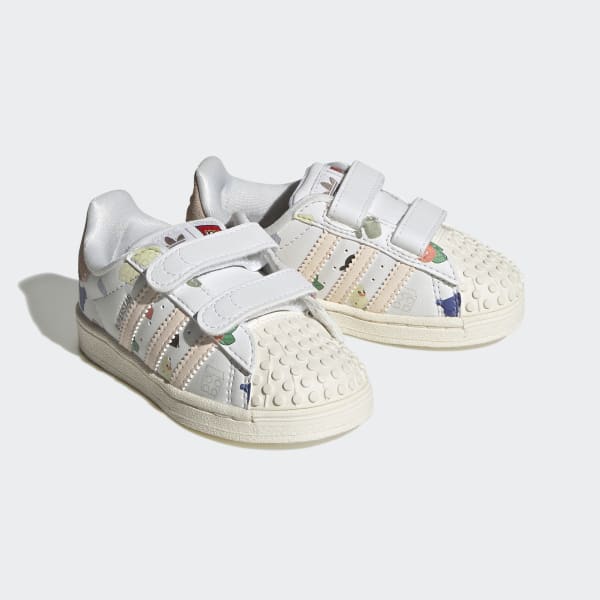 Weiss adidas Superstar x LEGO Schuh