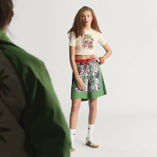 Bezowy KOSZULKA ADIDAS x FARM RIO CROPPED Z GRAFIKĄ