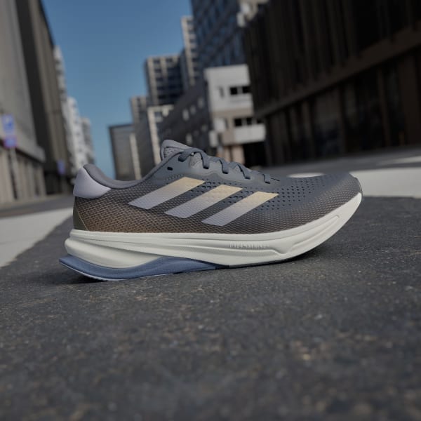 สีน้ำเงิน รองเท้าวิ่ง Supernova Solution