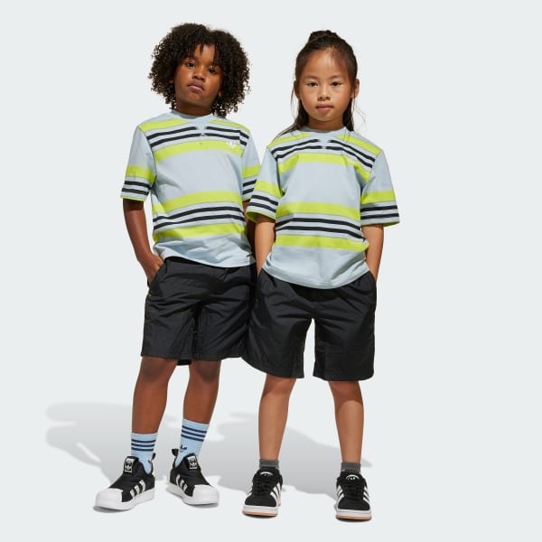 สีน้ำเงิน ชุดเสื้อยืดและกางเกงขาสั้น