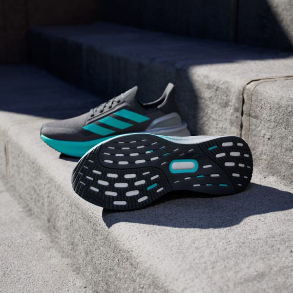 Schwarz Mercedes - AMG Petronas Formula One Team Ultraboost 5X Schuh