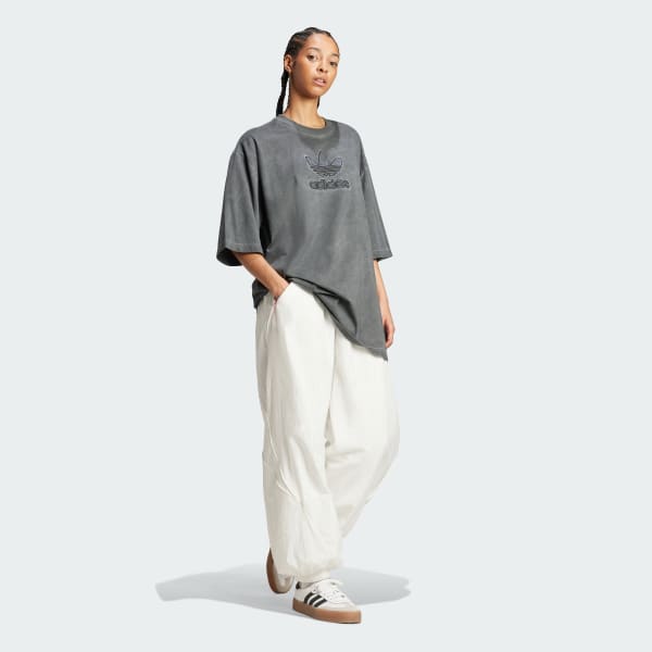 ブラック Adilenium シーズン2 ウォッシュドオーバーサイズ トレフォイルTシャツ（ジェンダーニュートラル）