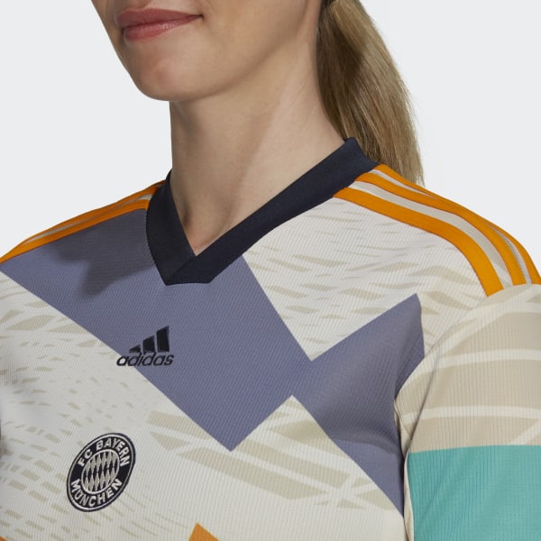 Beige FC Bayern 22/23 Fourth Jersey