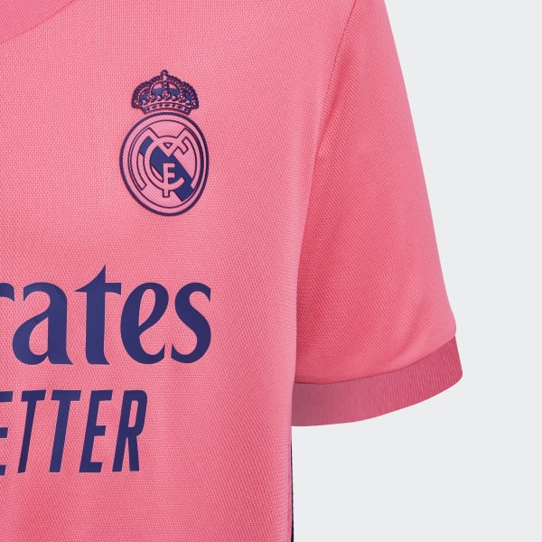 El Real Madrid presenta sus nuevas camisetas para la temporada 2020/21, con  protagonismo del color rosa