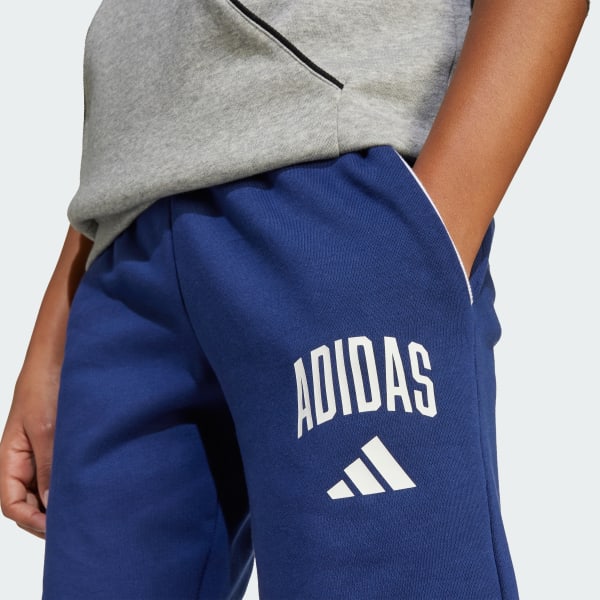 adidas Shorts de temporada Essentials con tipografía retro para
