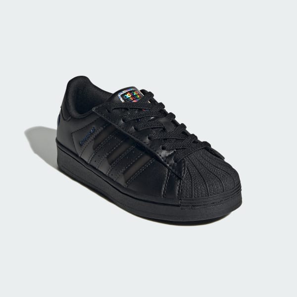 Μαύρο Παιδικά παπούτσια adidas Superstar με φωτάκια LED, άνετο κλείσιμο και ελαστικά κορδόνια