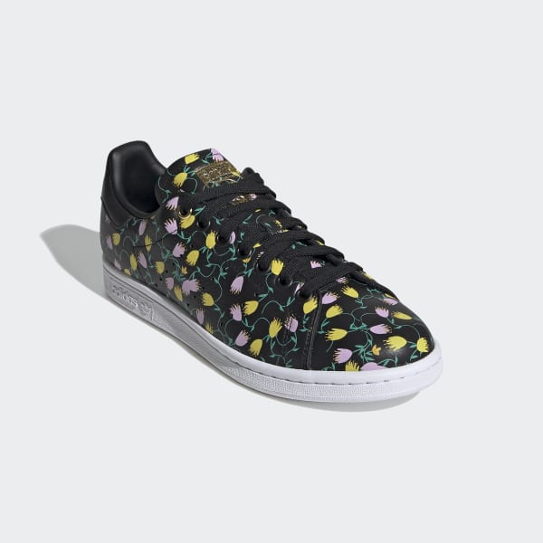 stan smith with flowers