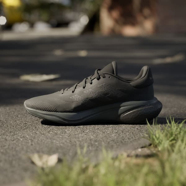 Hitam Sepatu Running Supernova 3