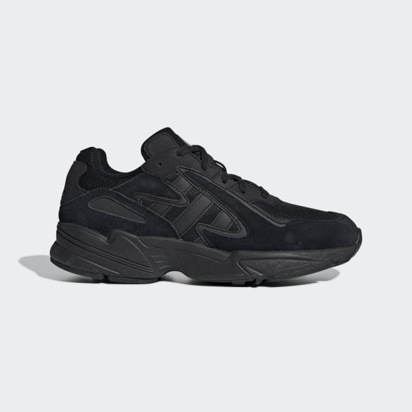 adidas yung nere con strisce oro