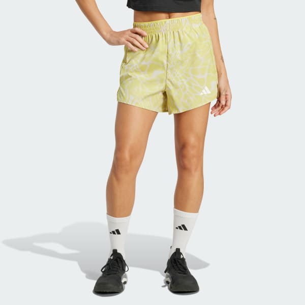 Beige Shorts de entrenamiento Train Essentials con estampado integral