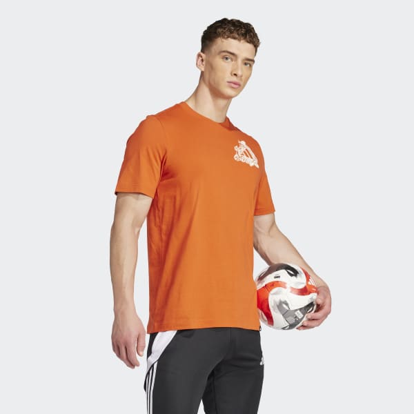 【adidas】FOOTBALL SPORTS GRAPHIC TEE Tシャツ Soccer_Kicks_Graphic_Tee_Red_J