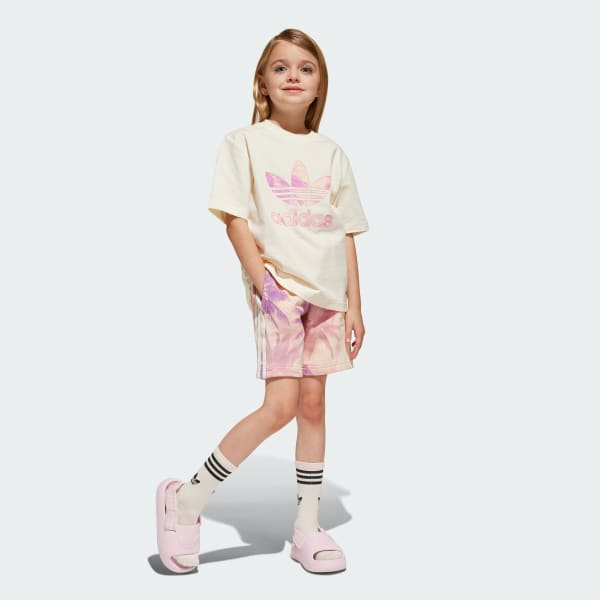 สีขาว ชุดเสื้อยืดและกางเกงขาสั้น