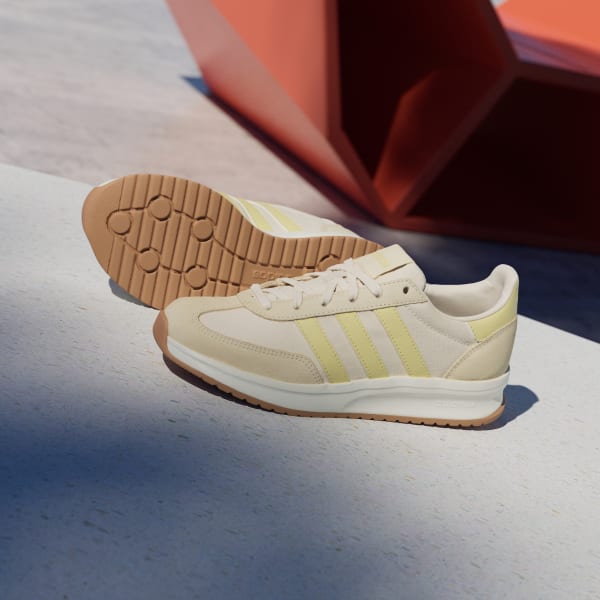 White RUN 70s 2.0 Shoes