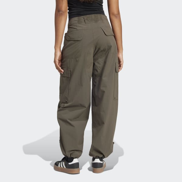 【adidas】PREMIUM ESSENTIALS CARGO PANTS カーゴパンツ JD4785_db23_hover_model.jpg