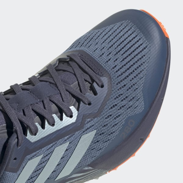 Robust trail running shoe, yet with lightweight cushioning.
