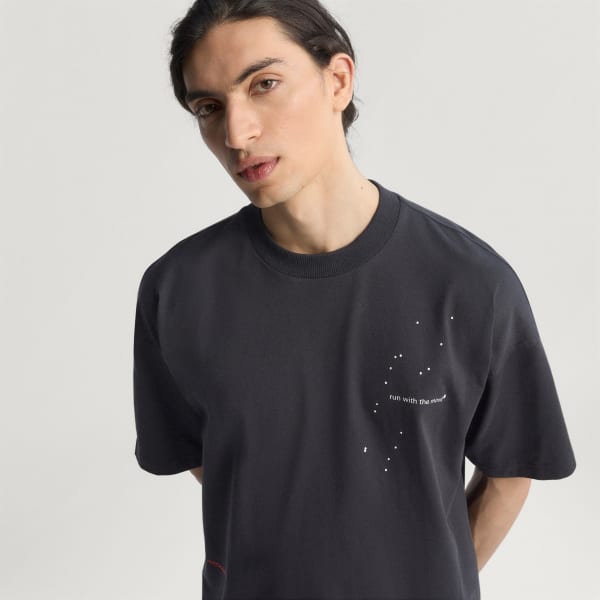 ブラック エルマノス コウモリランニング 半袖Tシャツ（ジェンダーニュートラル）/ H.Koumori Running Tee (Gender Neutral)